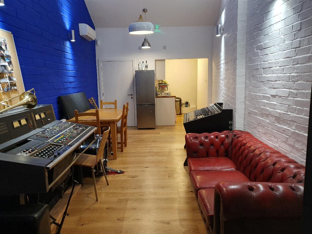 Lounge & recreation area with listening stations Curve Pusher